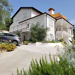 Mit Zwei Schlafzimmer Und Pool Und Jacuzzi Apartment *